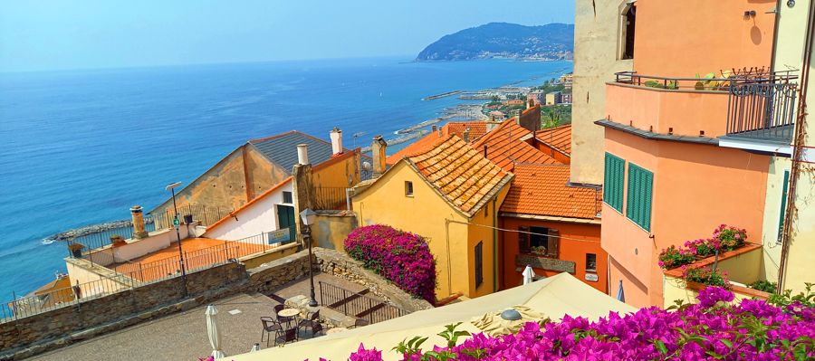 Cervo Häuser mit Blick auf das Meer in Ligurien